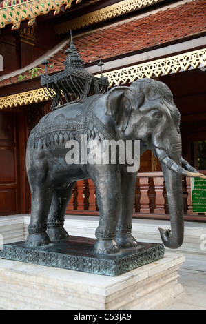 Statue de l'éléphant au Wat Phrathat Doi Suthep, Chiang Mai, Thaïlande Banque D'Images