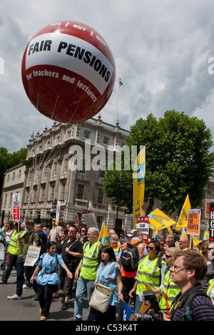 Une marche organisée par le PCS union est rejoint par de nombreux autres. Elle marque une journée de grèves dans le secteur public plus de modifications au régime de pension Banque D'Images
