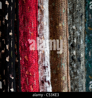 Foulards hanging at a market stall, Huay Pu Keng, province de Mae Hong Son, Thaïlande Banque D'Images