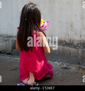 Fille priant devant un mur de Wat Phra That Doi Kong Mu Temple, Mae Hong Son, Thaïlande Banque D'Images