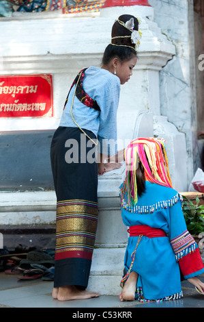 Thai teen girls au Wat Phrathat Doi Suthep, Chiang Dao, la province de Chiang Mai, Thaïlande Banque D'Images