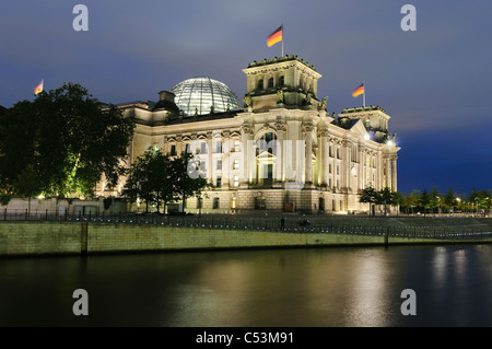 Le parlement Reichstag sur la Spree, Regierungsviertel quartier du gouvernement, Berlin, Germany, Europe Banque D'Images