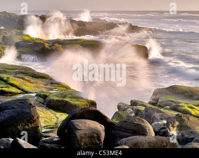 Les vagues se brisant sur le rivage. Les sables bitumineux de l'éperlan State Park, New York Banque D'Images