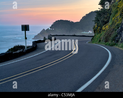 Route menant au phare de Heceta au lever du soleil. Oregon Banque D'Images