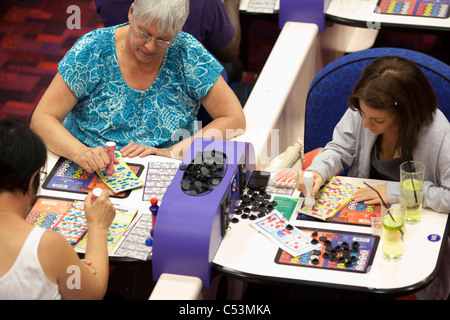 Mecca Bingo Bingo UK company. Les gens jouent au bingo à Catford salle de bingo, Londres, Royaume-Uni. Photo:Jeff Gilbert Banque D'Images