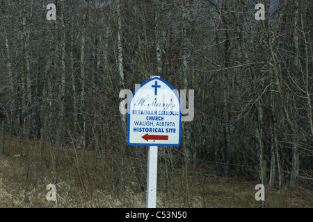 St. Mary's Ukrainian Catholic church Waugh, Alberta, canada site historique signe directionnel avec flèche rouge Banque D'Images