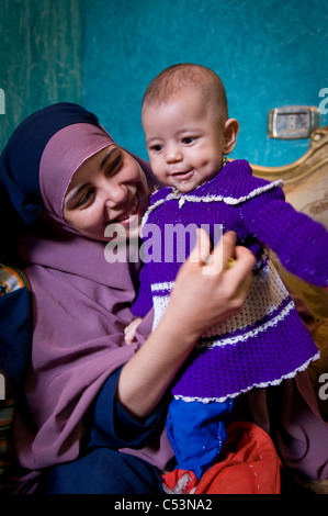 L'EGYPTE, FAYOUM : Les femmes avec des enfants dans une classe de nutrition de l'enfant dans Gablaa village. Banque D'Images