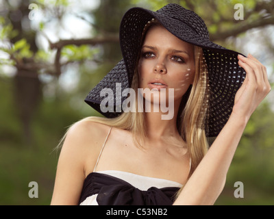 Portrait d'une belle jeune femme portant un chapeau de soleil Banque D'Images