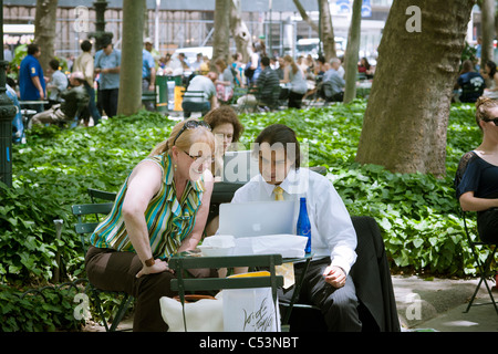 Les utilisateurs de l'ordinateur de profiter d'un accès internet sans fil gratuit dans Bryant Park à New York Banque D'Images