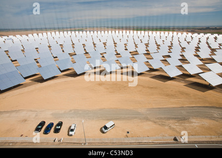 Heliostats, grand soleil pour diriger des miroirs réfléchissant la PS20, la tour solaire thermique Banque D'Images