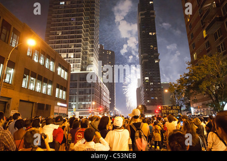 Des milliers de spectateurs bordent les rues de New York pour voir la 35e assemblée annuelle de Macy's Fourth of July fireworks Banque D'Images