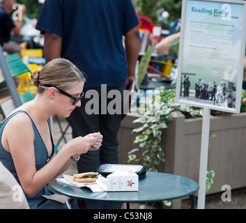 Un Reader utilise son ereader Amazon Kindle dans Bryant Park à New York le mercredi, 29 juin 2011. (© Richard B. Levine) Banque D'Images