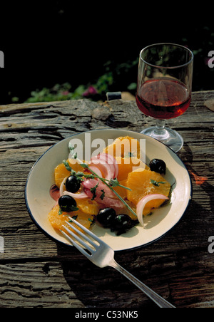 Orange - salade avec des olives et oignons rouges Banque D'Images
