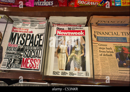 Le magazine Newsweek est vu sur un stand de journaux à New York avec d'autres publications Banque D'Images