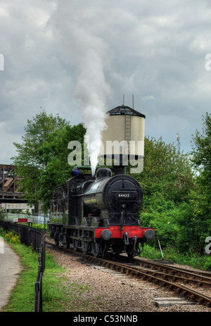 La formation prend l'eau se défouler à Peterborough station sur le Nene Valley Railway. Banque D'Images