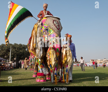 Peint en couleur les éléphants et les artistes interprètes ou exécutants pour l'éléphant parade annuelle festival le 10 mars 2009 à Jaipur, Inde Banque D'Images