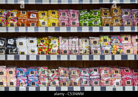 Des paquets de bonbons durs sur les présentoirs en magasin sucrés traditionnels. Banque D'Images