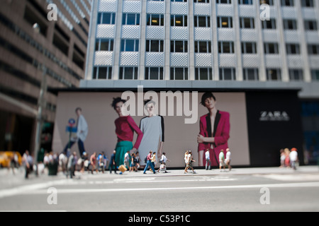 Un panneau sur une construction faite sur la Cinquième Avenue à New York annonce l'arrivée éminente d'un magasin de vêtements Zara Banque D'Images