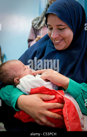 L'EGYPTE, FAYOUM : Les femmes avec des enfants dans une classe de nutrition de l'enfant dans Gablaa village. Banque D'Images