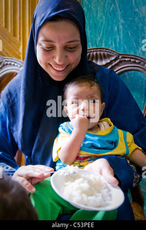 L'EGYPTE, FAYOUM : Les femmes avec des enfants dans une classe de nutrition de l'enfant dans Gablaa village. Banque D'Images