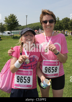 Femmes et enfants appréciant la course Brighton Race for Life qui aide à collecter des fonds pour cancer Research UK 2011 Banque D'Images