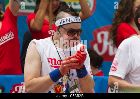 Runner-up Patrick Bertoletti concurrentes dans le célèbre Nathan 2011 Quatrième De juillet International Hot Dog Eating Contest Banque D'Images