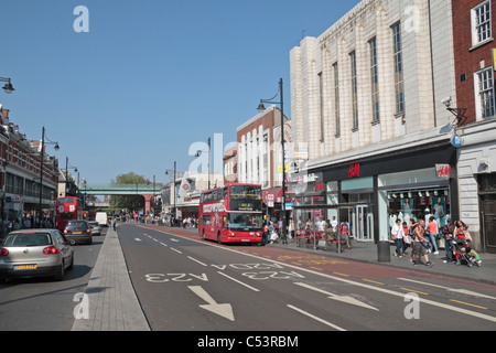Un bus de Londres rouge attend à un arrêt d'autobus dans une vue générale de Brixton Road dans le centre de Brixton, Londres, Royaume-Uni. Banque D'Images
