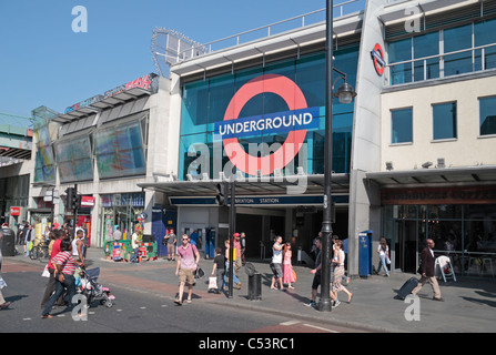 Piétons et passagers à l'extérieur de la station de métro de Brixton, Londres, UK Banque D'Images