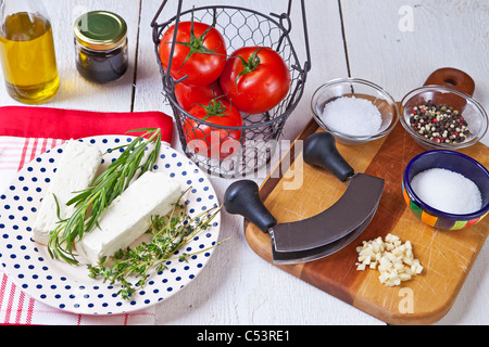 Des légumes frais pour un repas d'été léger avec le fromage feta et tomates Banque D'Images