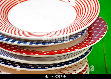 Rustique et de plaques colorées sur une table en bois vert Banque D'Images