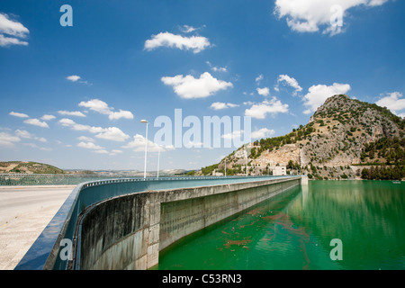 L'Iznajar hydro electric power station à proximité d'Antequera en Andalousie, espagne. Banque D'Images