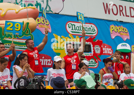 Juliette Lee, runner up, (L) et Sonya Thomas, vainqueur de la première Nathan's Hot Dog Eating Contest pour les femmes le 4 juillet, 2011 Banque D'Images