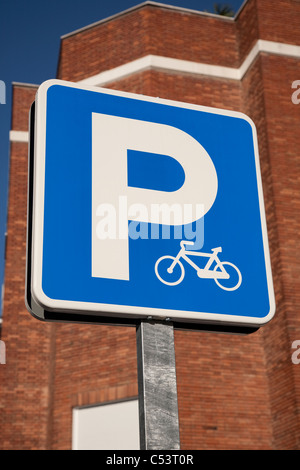 Blue bicycle sign in urban setting Banque D'Images