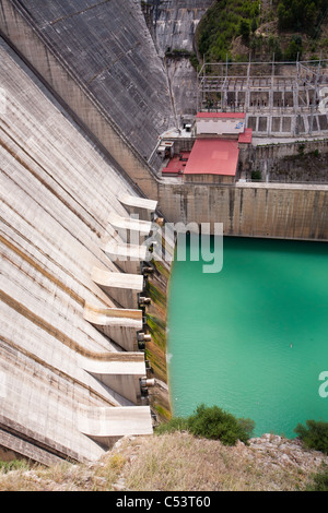 L'Iznajar hydro electric power station à proximité d'Antequera en Andalousie, espagne. Banque D'Images