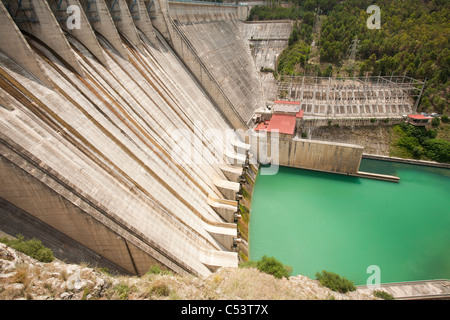 L'Iznajar hydro electric power station à proximité d'Antequera en Andalousie, espagne. Banque D'Images