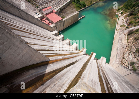 L'Iznajar hydro electric power station à proximité d'Antequera en Andalousie, espagne. Banque D'Images