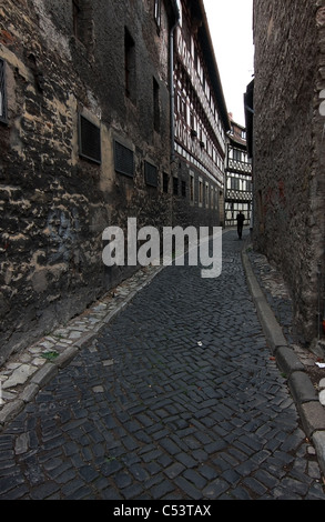 Dans la rue du tunnel entre deux murs et de l'homme seul Banque D'Images