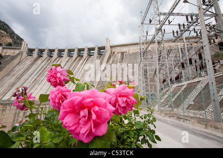 L'Iznajar hydro electric power station à proximité d'Antequera en Andalousie, espagne. Banque D'Images