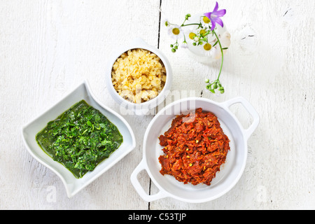 Le pesto avec les couleurs de l'Italie - composé de roquette et pesto de basilic, le fromage et les pignons de pin et tomates séchées Banque D'Images