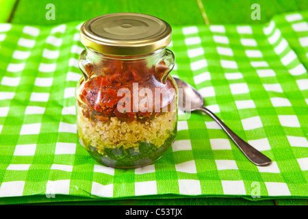 Pesto dans les couleurs nationales de l'Italie, composé de roquette et de basilic, tomates séchées et noix de pin Fromage au pesto Banque D'Images