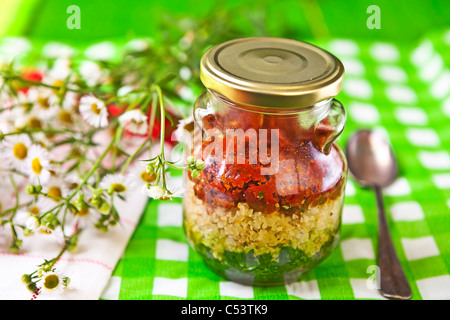 Pesto dans les couleurs nationales de l'Italie, composé de roquette et de basilic, tomates séchées et noix de pin Fromage au pesto Banque D'Images