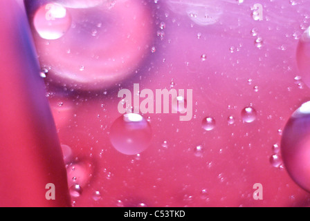 L'huile sur l'eau, macro shot Banque D'Images