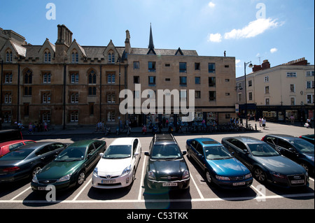 Une vue sur des voitures en stationnement et de Blackwells bookshop sur Broad Street, Oxford Banque D'Images