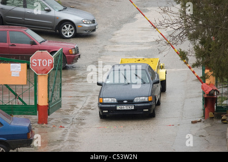 Une voiture passe par la porte d'un parc de stationnement, l'autonomie de la Crimée, Ukraine Banque D'Images