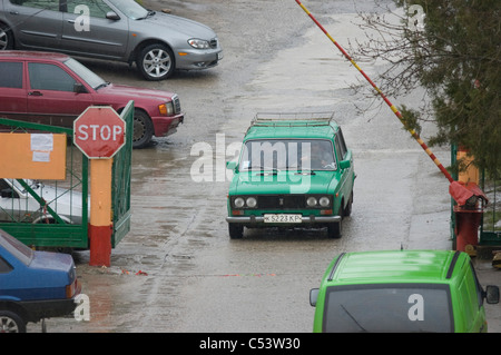 Vieux modèle 'Lada' automobile en passant par la porte d'un parc de stationnement, l'autonomie de la Crimée, Ukraine Banque D'Images