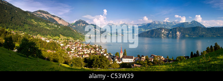 Vue panoramique sur la station balnéaire de Weggis et le lac de Lucerne, Suisse Banque D'Images