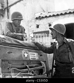 INVASION ALLIÉE DE LA SICILE 1943 Lt Général Patton (à gauche) avec Lt.Col. Lyle Bernard, CO, 30e Division d'Infanterie près de Brolo Banque D'Images