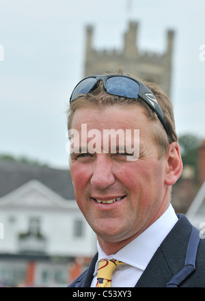 Sir Matthew Pinsent dans la zone de la tente de bateau Henley Royal Regatta avec l'église Henley derrière, Oxfordshire, Angleterre, Royaume-Uni Banque D'Images