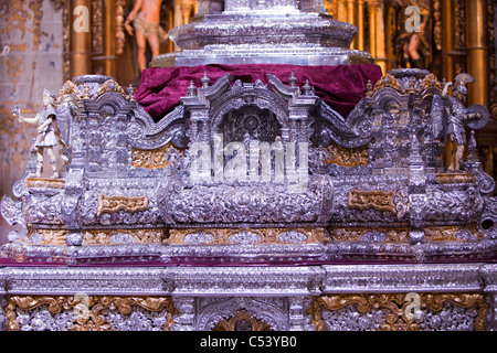 Un cercueil d'or et d'argent dans l'Iglesia del Salvador à Séville, Espagne. Banque D'Images