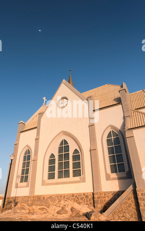 L'ossature verticale avec lune de Felsenkirche - littéralement "église dans les rochers" - construit en 1912 sur la colline de granit au sommet de Diamond, Luderitz, Namibie, Afrique. Banque D'Images